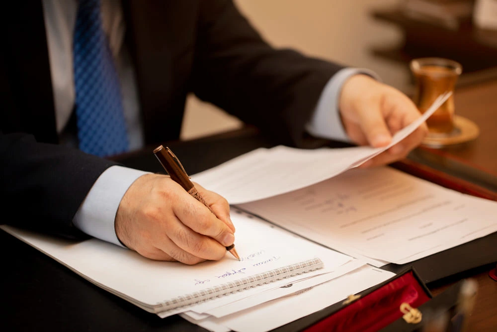 Signature d’un acte de vente immobilière chez un notaire