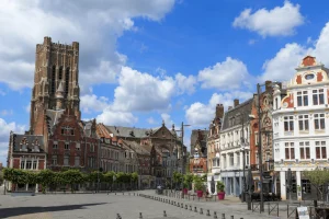 L'immobilier à Bethune avec le Beffroi et Grand-Place de Béthune avec bâtiments flamands dans le centre historique