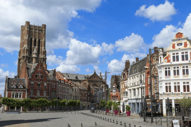 L'immobilier à Bethune avec le Beffroi et Grand-Place de Béthune avec bâtiments flamands dans le centre historique