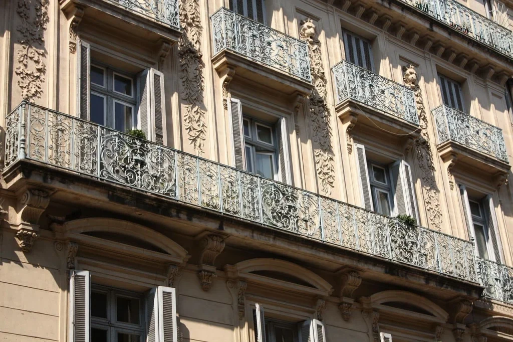 façade typique des immeubles d'appartement du centre ville de Montpellier
