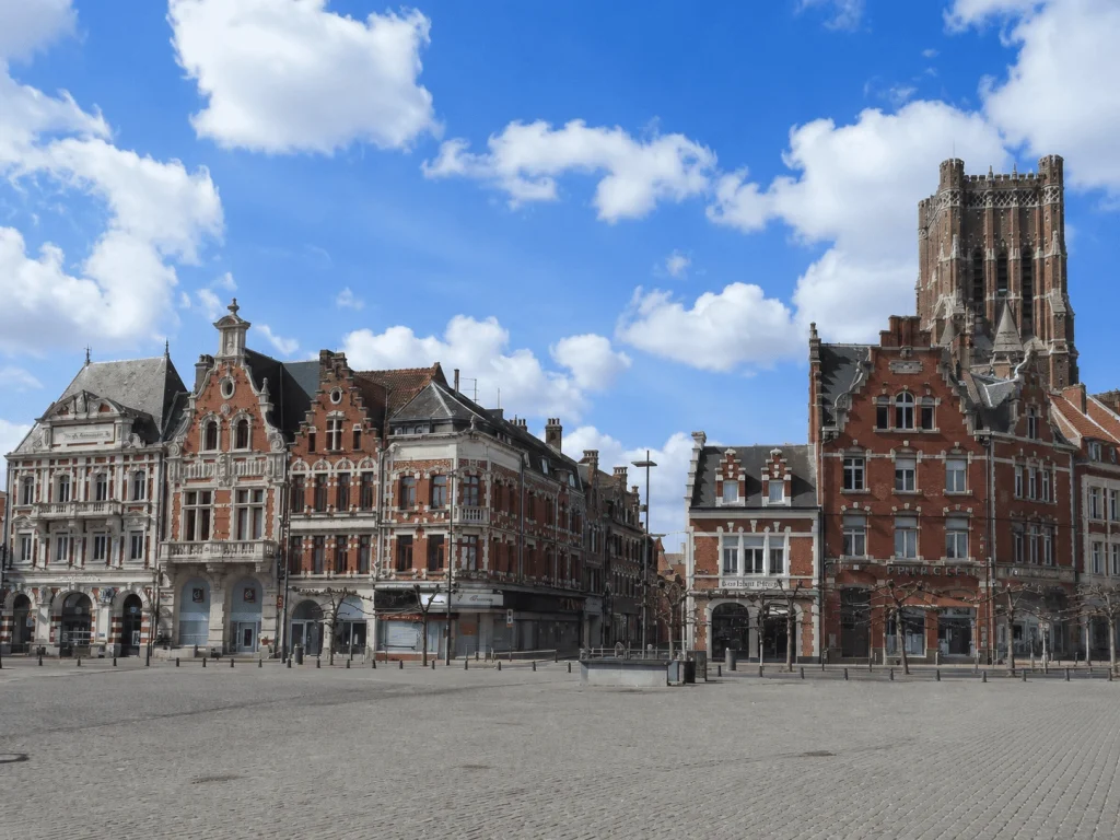 Grand-Place de Béthune avec ses façades flamandes et le beffroi dans le centre-ville immobilier