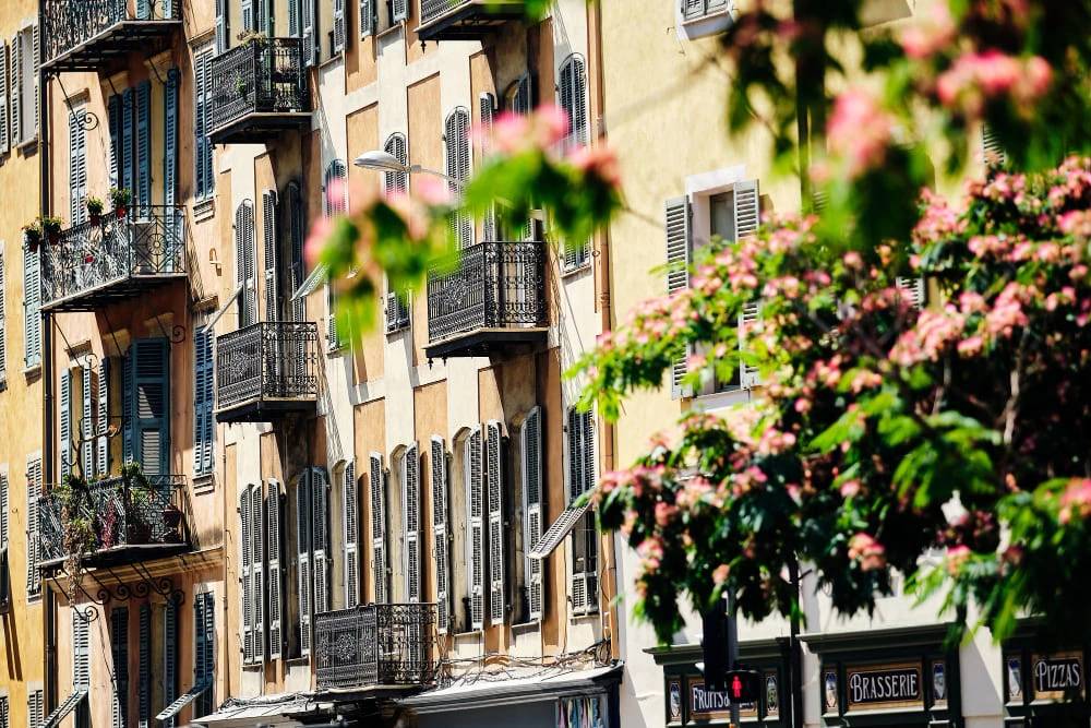 Immeuble ancien avec balcons en fer forgé éligible au statut bailleur privé après rénovation