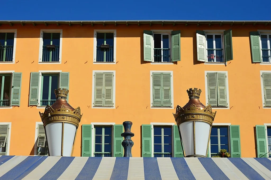 Façade d'appartement jaune Nice