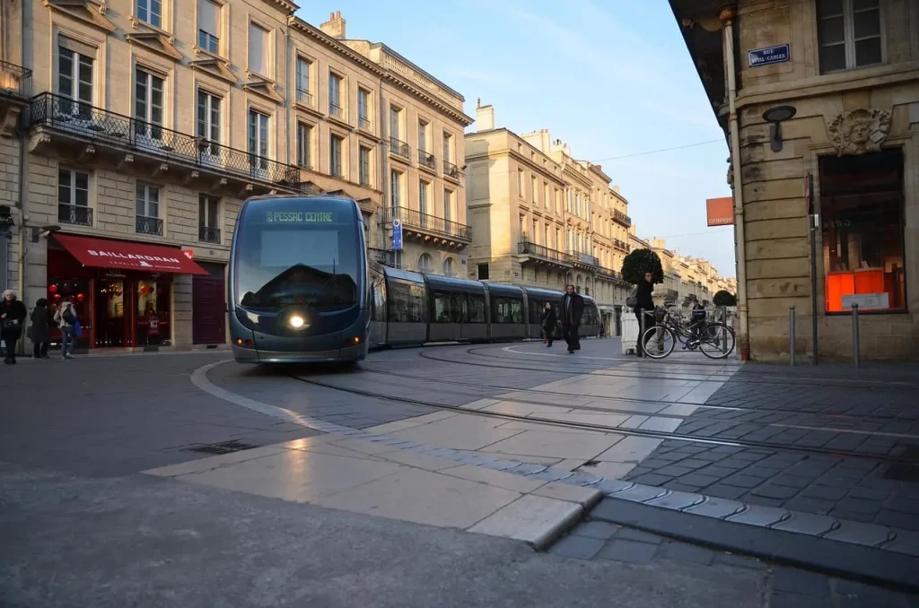 Un tram passe devant des appartements dans un quartier de Bordeaux