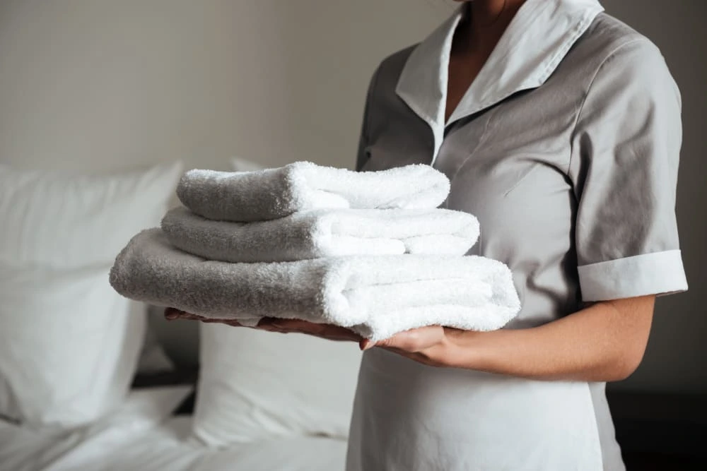 ménage dun appartement par une Conciergerie Airbnb à Paris