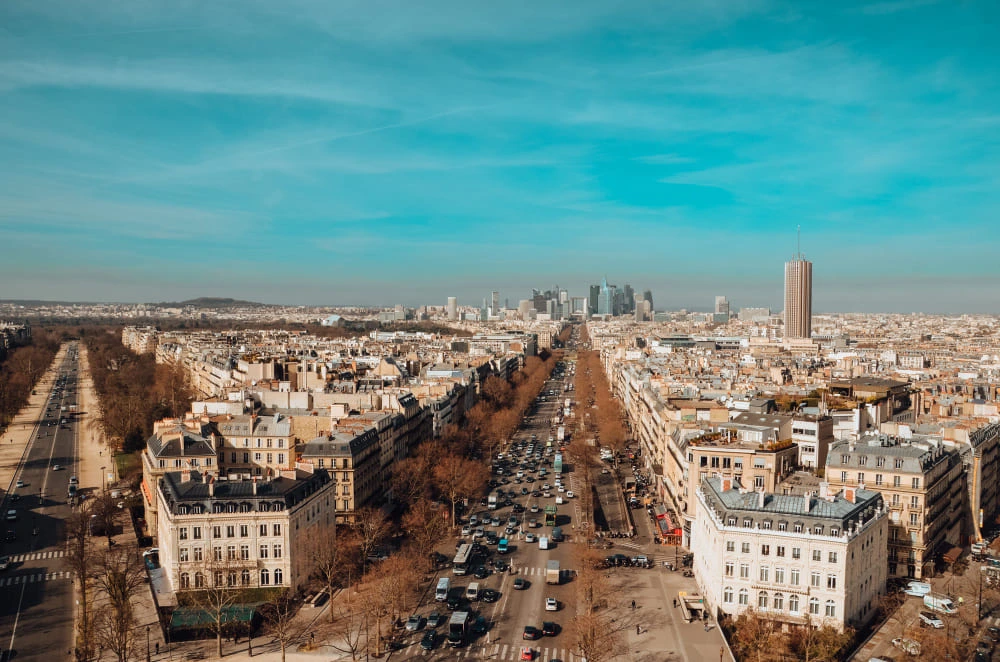 Vue panoramique du parc immobilier parisien avec de nombreux logements locatifs