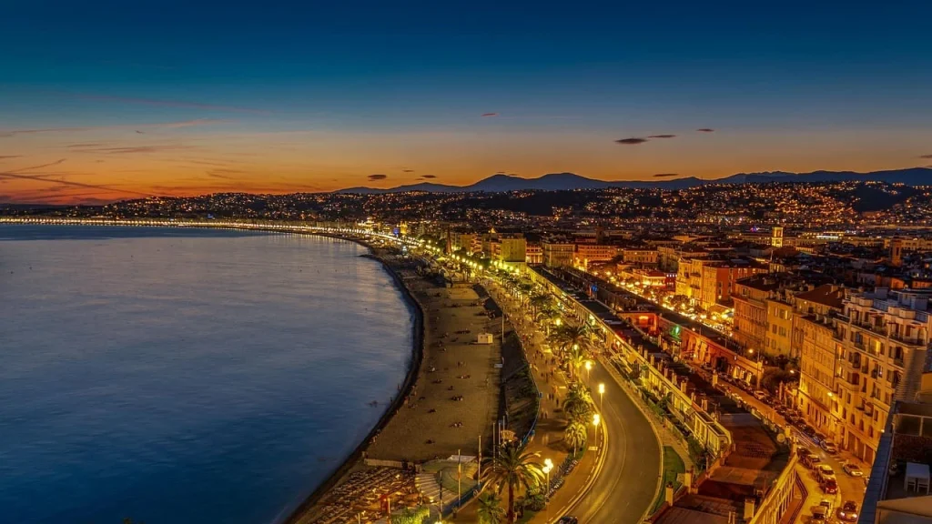 des appartements éclairés la nuit sur la promenade des Anglais à Nice