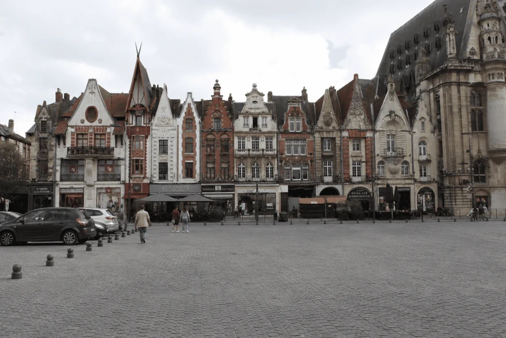 Façades historiques et commerces du centre de Béthune dans le Pas-de-Calais