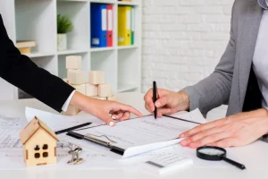 Notaire présentant un dossier de vente immobilière à un acheteur