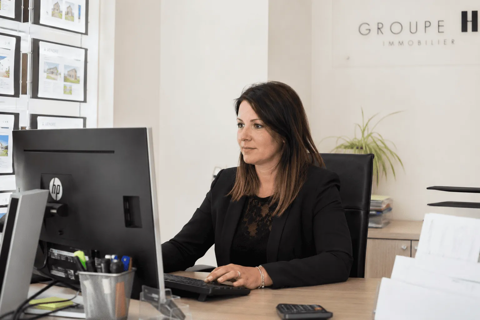 Une agent immobilier utilise DirectMandat sur son ordinateur